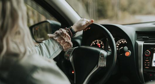 Mujer perdió el conocimiento mientras conducía a alta velocidad y su hijo de 12 años evitó lo peor