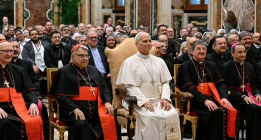 Papa León sorprendió a feligreses con recorrido luego de cirugía; lo recibieron con aplausos