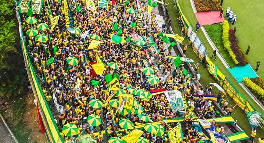 Hinchas metieron ataúd a la fuerza al estadio para darle el último adiós a un aficionado