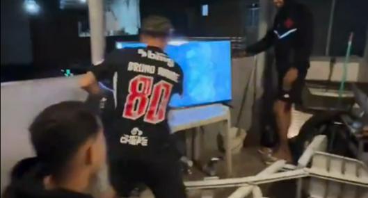 Hincha de Vasco Da Gama explotó y cogió a golpes el televisor, luego de la eliminación vs. Boca