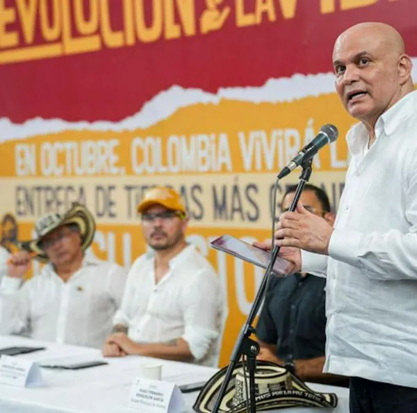 Revelan chats y audios de Víctor de Currea-Lugo, exasesor de Petro, intentando presionar a Salvatore Mancuso para afectar a Abelardo De La Espriella. 