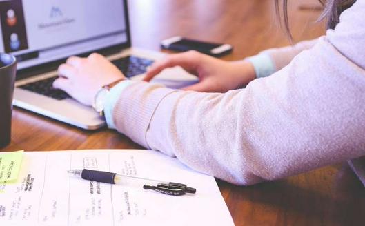 Bogotá abre 500 cupos para cursos gratuitos de tecnología, inteligencia artificial e inglés a mayores de 50 años