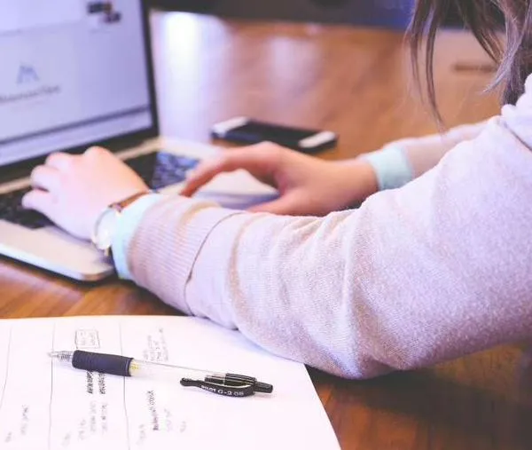 Cursos gratis en Bogotá: inglés, IA y tecnología para mayores de 50 años, ¿cómo aplicar?