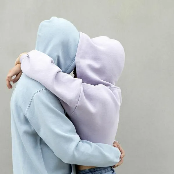 Deutschland, NRW, Köln, Teenager, Junger Mann, junge Frau, junge Liebe, Zuneigung, Anlehnen, Vertrauen