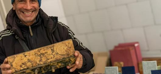 Freddy Afanador transforma su vida con manualidades y apoyo social en el programa ‘Bogotá, mi Ciudad, mi Casa’
