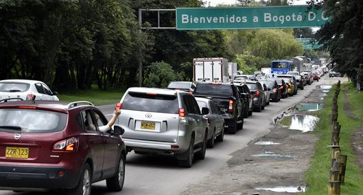 Bajo lupa conductor en Bogotá que utilizó un arma para 'pedir' paso de su carro: escalofriante video