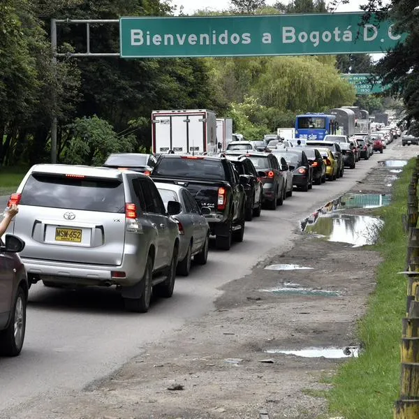 Conductor en Bogotá amenazó con arma para pedir paso de su carro: revelan video