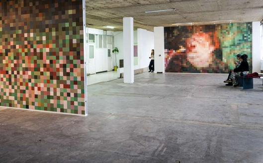 La exposición ‘El círculo cromático’ de Juan David Laserna explora la violencia y las narrativas mediáticas en Colombia desde el antiguo edificio de Telecom en Bogotá