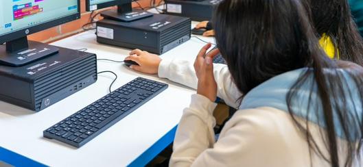 Alcaldía de Bogotá fortalece la educación pública con alimentación escolar, dotación tecnológica y mejoras en infraestructura