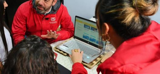 La Alcaldía de Bogotá conecta gratis a 90.000 hogares vulnerables con internet y lanza cursos digitales para la inclusión social