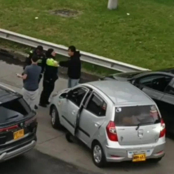 Momento en el que la Policía interviene en una pelea de dos conductores en la Autopista Norte de Bogotá