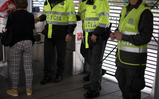 Transmilenio opera sin nuevo convenio de seguridad con la Policía Nacional mientras continúa revisión financiera del acuerdo