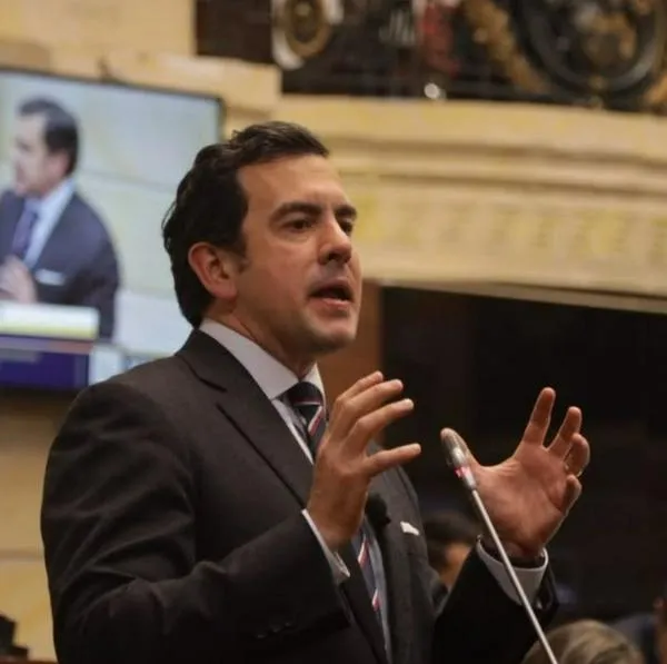 Analistas de Blu Radio revelaron que la salida de Rodrigo Lara obedeció al choque con Carlos Suárez de Ecopetrol y a diferencias ideológicas.