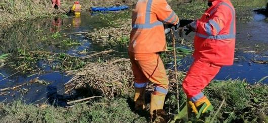 Alcaldía de Bogotá realiza limpieza de los canales Guaymaral y Torca en la autopista Norte para prevenir emergencias