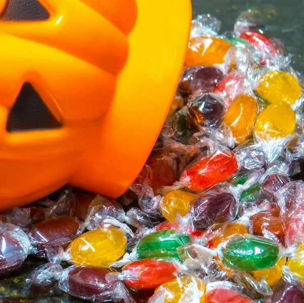 Conozca las opciones de ahorro, tendencias de sabores ácidos y descuentos para comprar dulces de Halloween en Colombia este 2026.