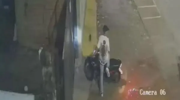 Video: Así ingresaron a un parqueadero la moto que le robaron a una mujer en Valledupar; luego se negaron a devolverla