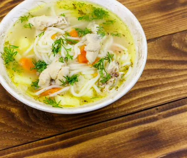 Sopa de fideos casera: la receta fácil y reconfortante que sabe a la de la abuela