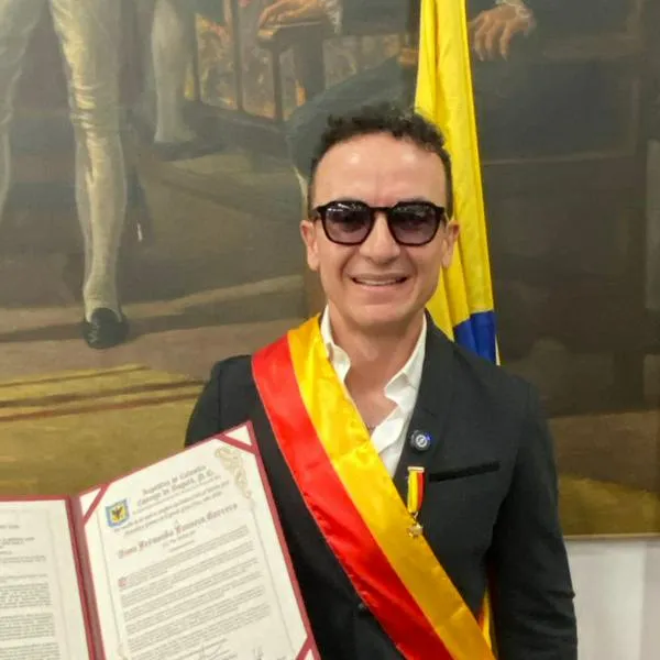 Fonseca recibió la Orden Civil al Mérito José Acevedo y Gómez en Bogotá previo a su concierto agotado en el Vive Claro Estadio y su gira mundial.