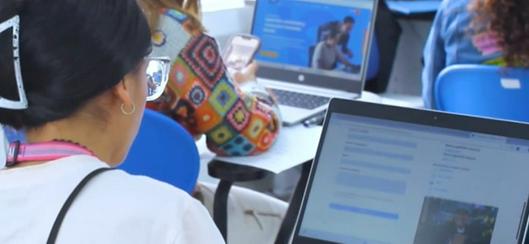 Conéctate y Crece: plataforma gratuita de educación digital y cursos en línea para familias de Bogotá