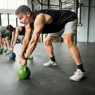 ¿Qué hacer primero en el gimnasio: cardio o pesas?