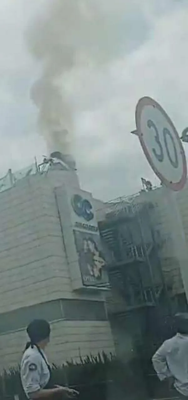 Bomberos de Bogotá controlaron incendio en restaurante de Gran Estación