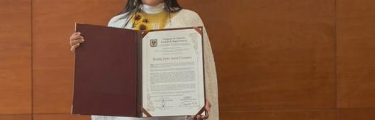 Wendy Paola Corzo recibe reconocimiento del Concejo de Bogotá por su aporte al vallenato indígena y la cultura nacional
