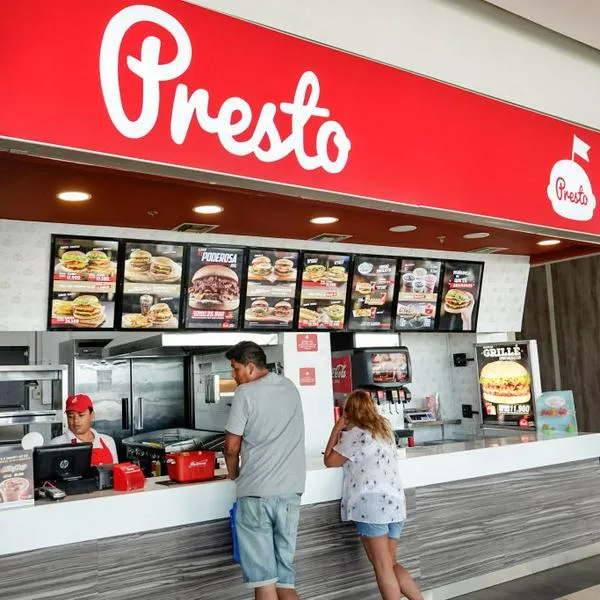 Colombia, Cartagena, Centro Commercial Nao, Presto hamburger restaurant. (Photo by Jeffrey Greenberg/Universal Images Group via Getty Images)