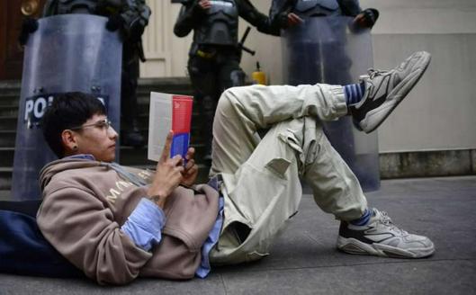 Plantón en la Biblioteca Nacional de Colombia para exigir financiación y defensa de redes públicas de lectura