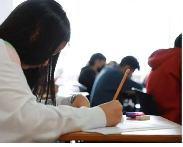 Crece el número de jóvenes que salen mejor preparados del colegio, aunque persisten brechas