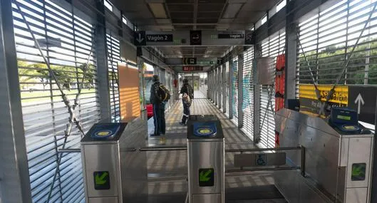 Mujer intentó colarse en Transmilenio y terminó capturada por agresión a una guarda del sistema