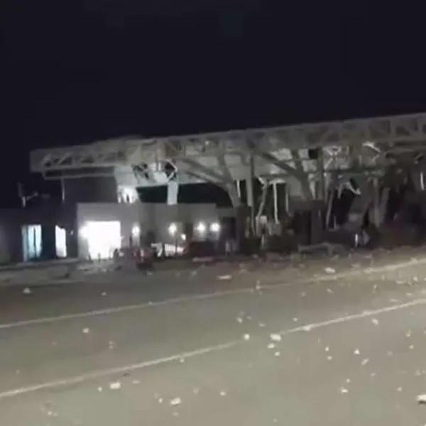 Qué pasó por atentado hoy con carro bomba en peaje de Casanare: heridos y daños