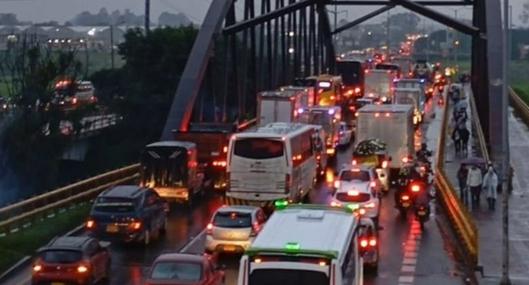 Caos a la entrada de Bogotá por la calle 80: accidente tiene paralizado el puente de guadua