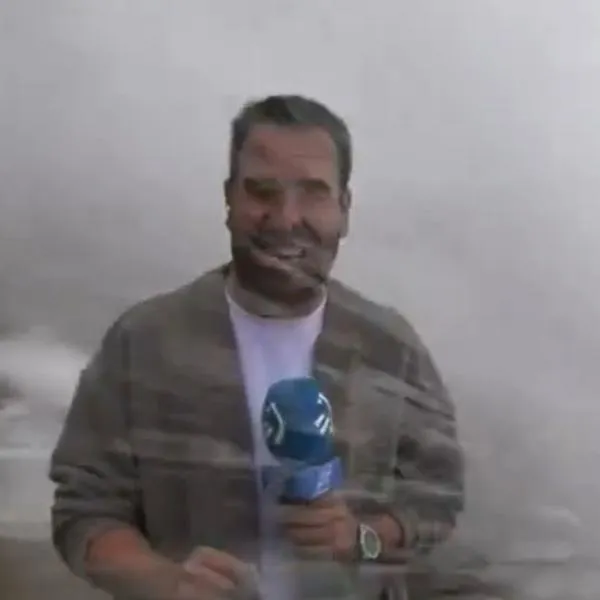 Periodista advertía por el peligro de las olas y una lo golpeó: video viral