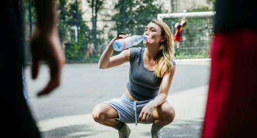 Termo de agua o botella deportiva: qué revisar antes de comprar