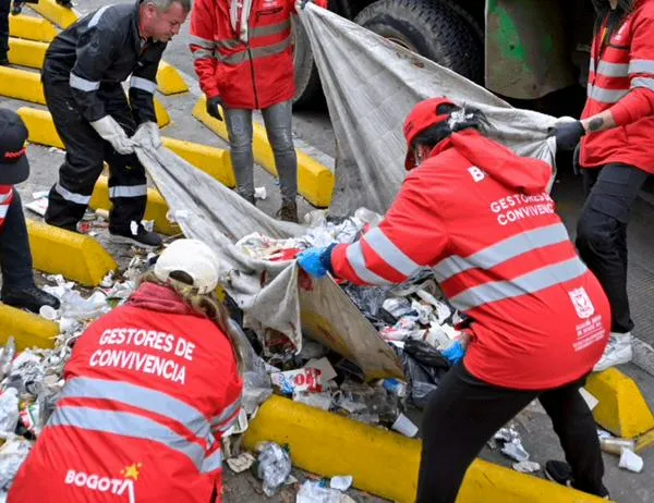 Más de 30 funcionarios recuperaron espacios públicos ocupados por cambuches en tramo de la calle 26 