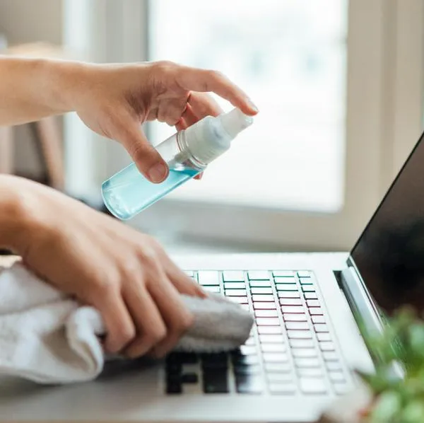 Cómo limpiar pantalla y teclado de una laptop sin rayarlos: kit de menos $50.000