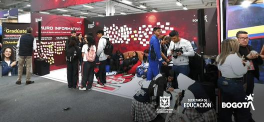 La Secretaría de Educación del Distrito impulsa la estrategia ‘Gradúate’ en Expo Estudiante Nacional para prevenir la deserción escolar en Bogotá