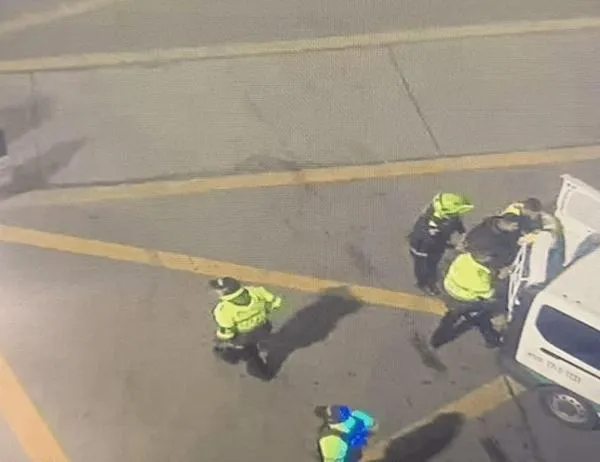 Robo de vehículo frustrado en Bogotá: los delincuentes terminaron estrellados y capturados 