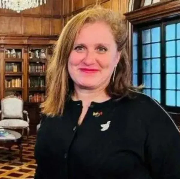 Eva Ferrer compareció por segunda vez ante Fiscalía para responder por sus señalamientos contra la ex primera dama Verónica Alcocer sobre vuelos oficiales.