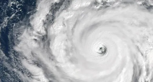 Olas de hasta 8 metros y estrago total: el devastador paso del tifón Champi por Taiwán