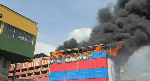 Incendio en centro comercial de Cali moviliza a bomberos y unidades de emergencia en el centro de la ciudad