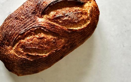 El pan de masa madre puede aportar beneficios, pero su consumo excesivo también contribuye al aumento de peso