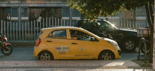 Bogotá moderniza el control de taxis: nueva tarjeta con código QR permite consultar tarifas y verificar legalidad