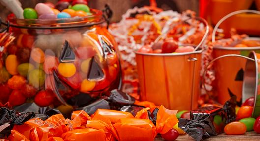 Halloween, bajo alerta en Bogotá: destruyen kilos de dulces y decomisan productos para disfraces