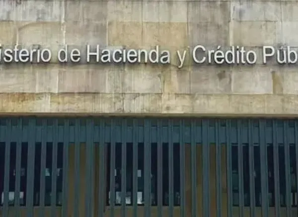 ¡Llegó el acabose! El lío del presupuesto hace rodar cabezas
