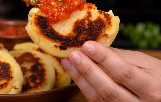 Arepas de papa colombianas: historia, origen y receta tradicional paso a paso para prepararlas en casa