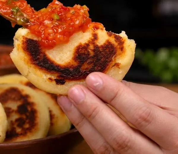 Arepas de papa rellenas de queso con solo 5 ingredientes: la receta fácil para los desayunos