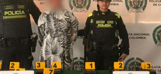 Mujer capturada en el aeropuerto El Dorado por la Policía de Bogotá tras hallazgo de más de 6 kilos de drogas