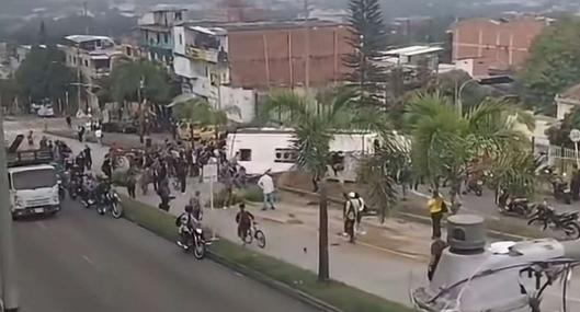 Aparatoso accidente con bus se volcó en Medellín y dejó 34 heridos: video con momentos de tensión