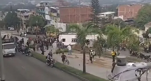 Aparatoso accidente de bus que se volcó en Medellín y dejó 34 heridos: video con momentos de tensión